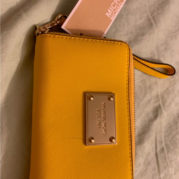 Absolutely stunning yellow brand new authentic Michael Kors wallet compartments - Picture 9 of 13